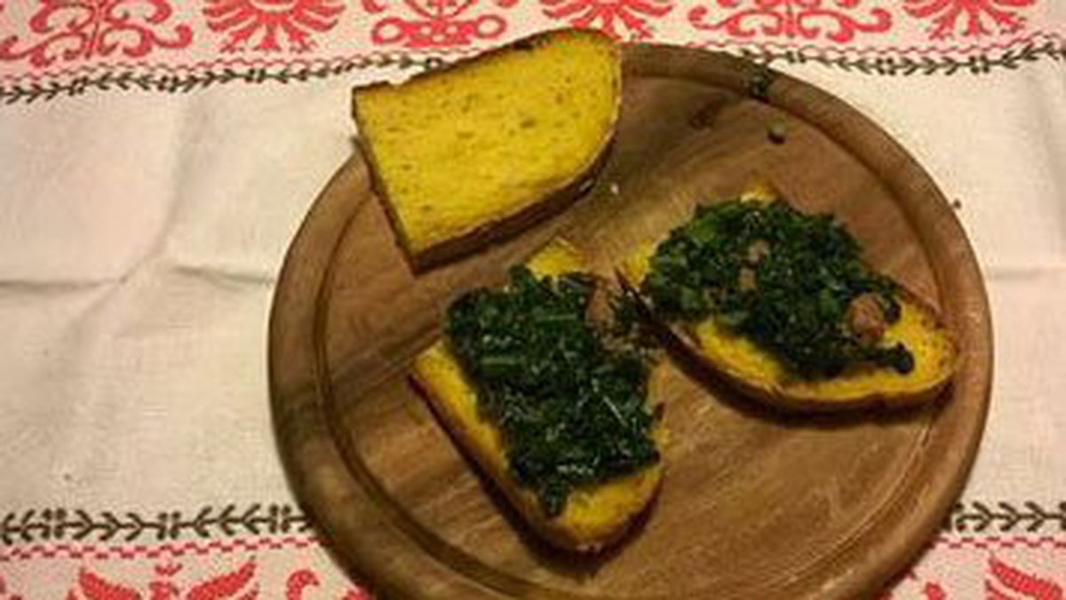 Crostini di pane alla zucca con cavolo nero “strascicato”