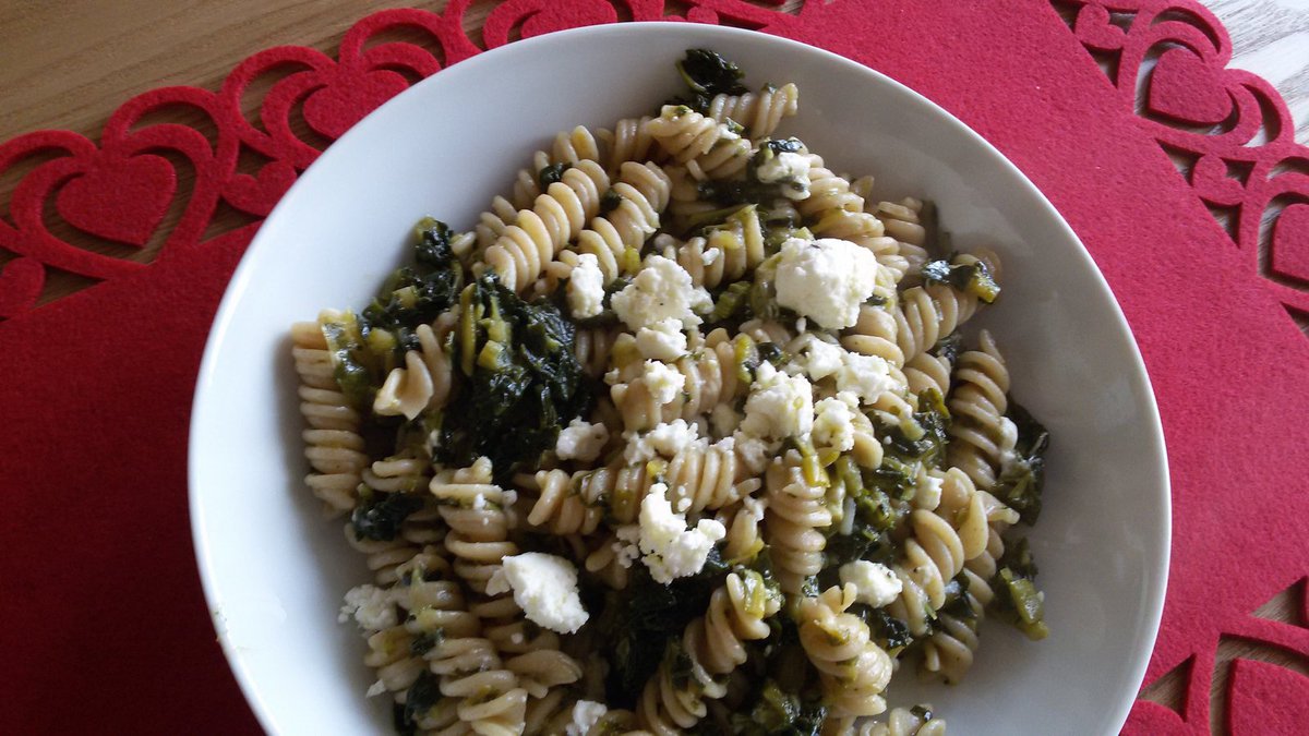Pasta integrale al cavolo nero e feta