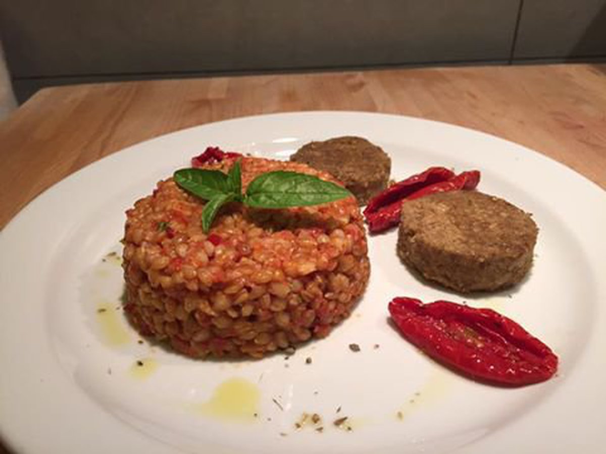 Farro monococco Caresà saltato con pomodori secchi, aglio e basilico fresco