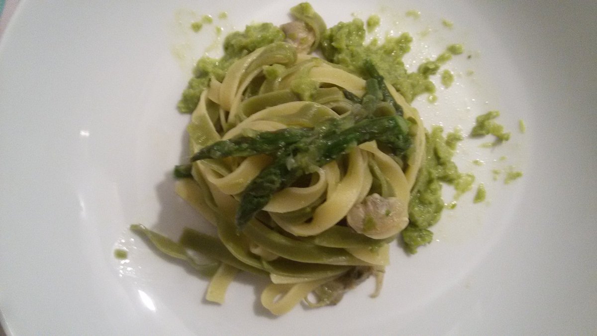 Tagliatelle con asparagi e vongole