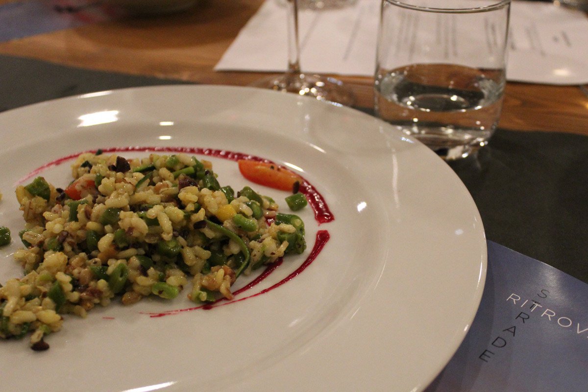 Farro e riso nero saltati con fagiolini, zucchine, pomodorini, menta e mandorle tostate alla curcum