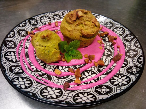 Muffin salato di broccolo calabrese e mandorle con maionese di rapa rossa